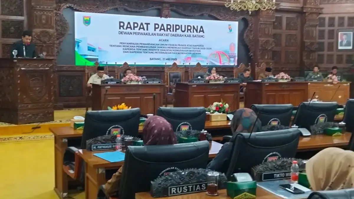 Fraksi fraksi DPRD Batang membacakan pandangan umumnya.