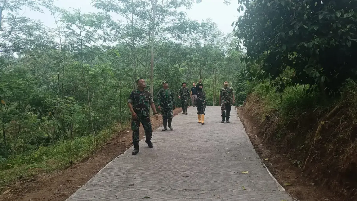 Pengecekan jalan beton program TMMD Kodim 0736/Batang.