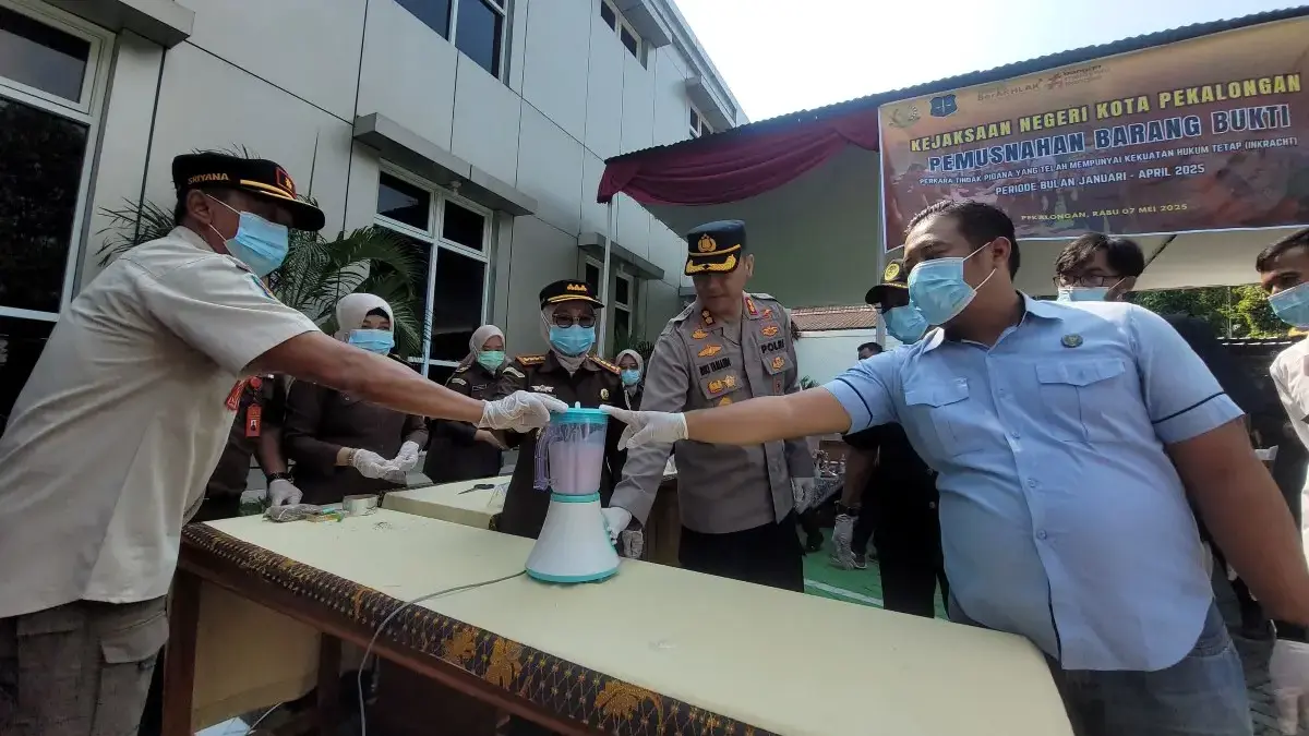 Kejari Pekalongan Musnahkan Barang Bukti 25 Kasus Pidana, dari Narkoba hingga UU Cipta Kerja  