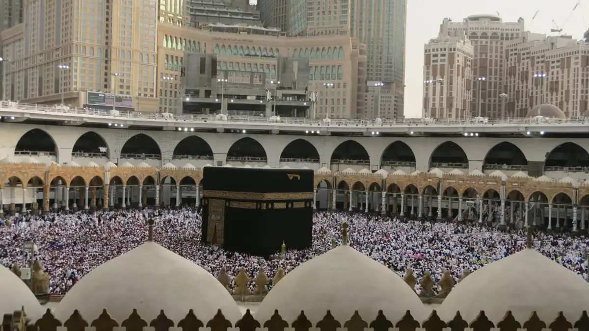 Miyako Beri Hadiah Umroh Gratis
