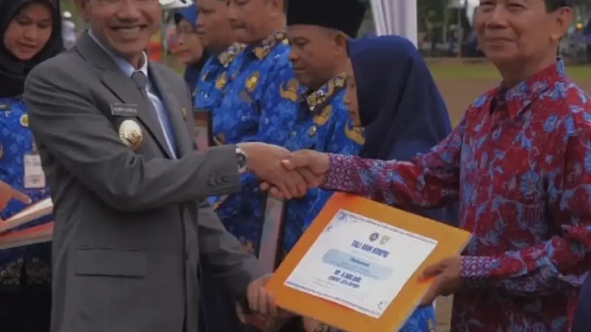 Momen Harkitnas 2025, Wabup Kendal Beri Penghargaan kepada OPD dan Desa Berprestasi dalam Digitalisasi Layanan