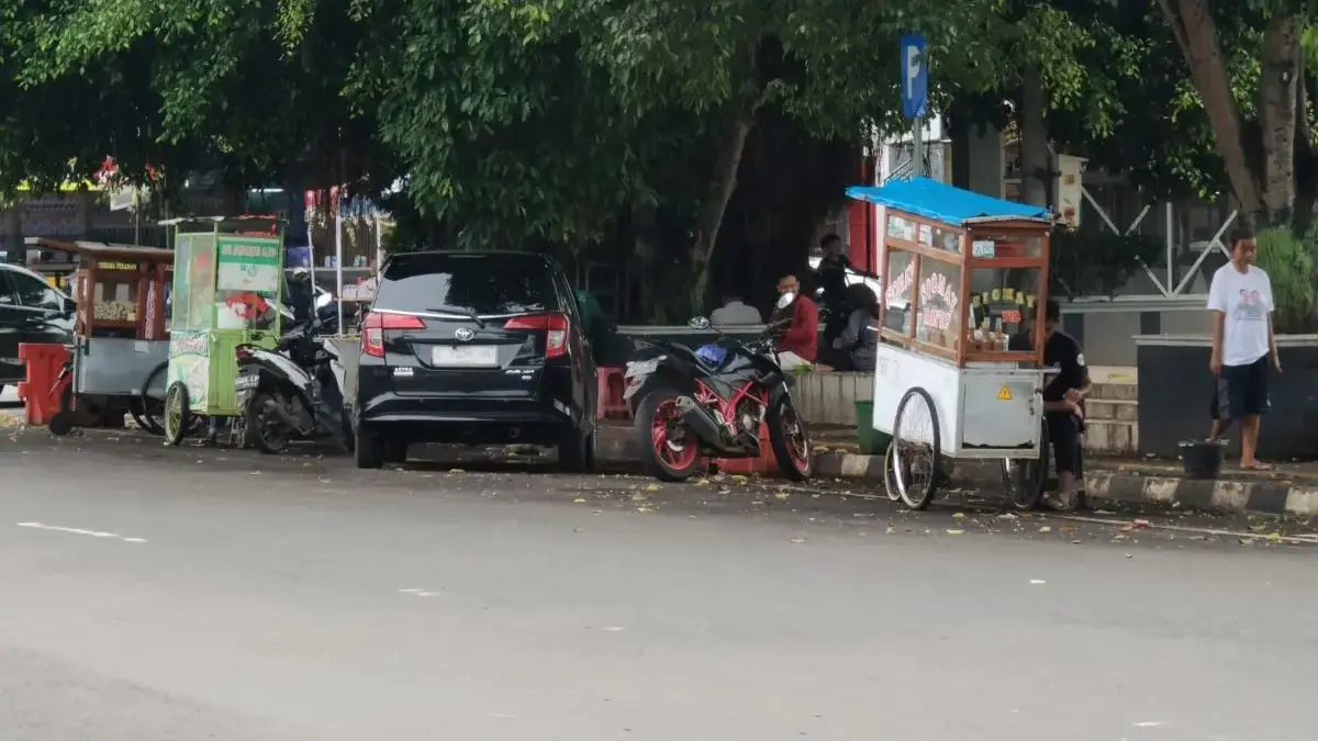 PKL Alun-alun Batang Pasrah Akan Ditertibkan Per 1 Juni: Cari Lokasi Baru Demi Bertahan
