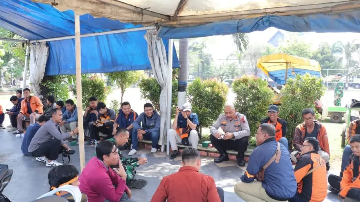 Peringatan Hari Buruh di Kendal 2025 Berlangsung Meriah dan Guyub, Kapolres Duduk Lesehan Bersama Buruh