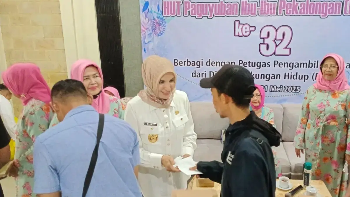 Peringati HUT ke-32, PIIP Pekalongan Bagikan Bansos untuk Petugas Pengambil Sampah \"Mereka Pahlawan Kota\"