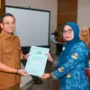 Wali Kota Pekalongan, HA Afzan Arslan Djunaid menyerahkan Surat Keputusan