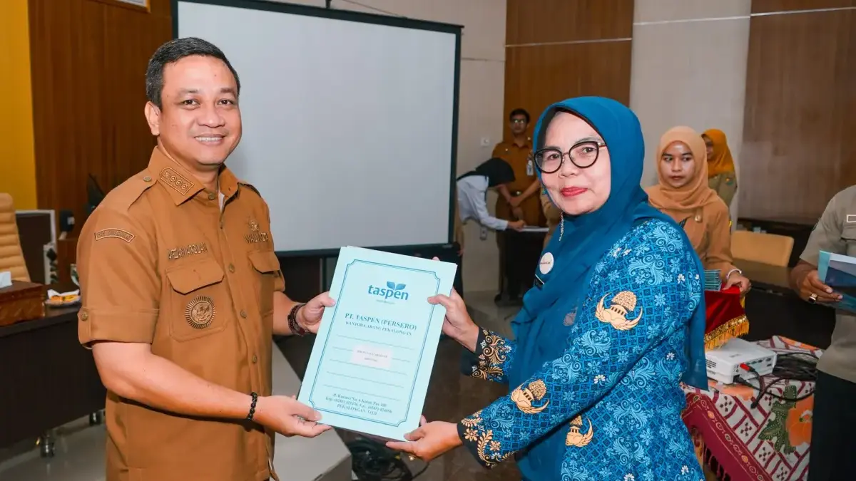 Wali Kota Pekalongan, HA Afzan Arslan Djunaid menyerahkan Surat Keputusan