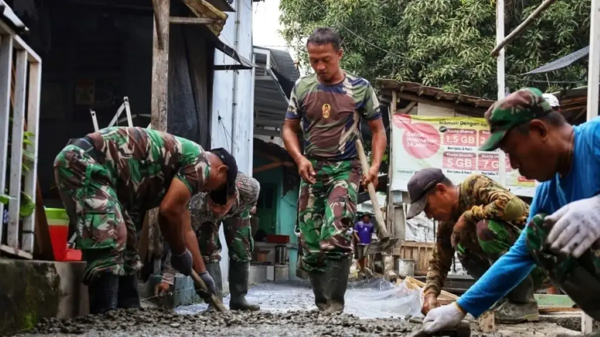 TMMD 2025: TNI dan Warga Sapuro Kebulen Kompak Perbaiki Jalan Irian Gang 1