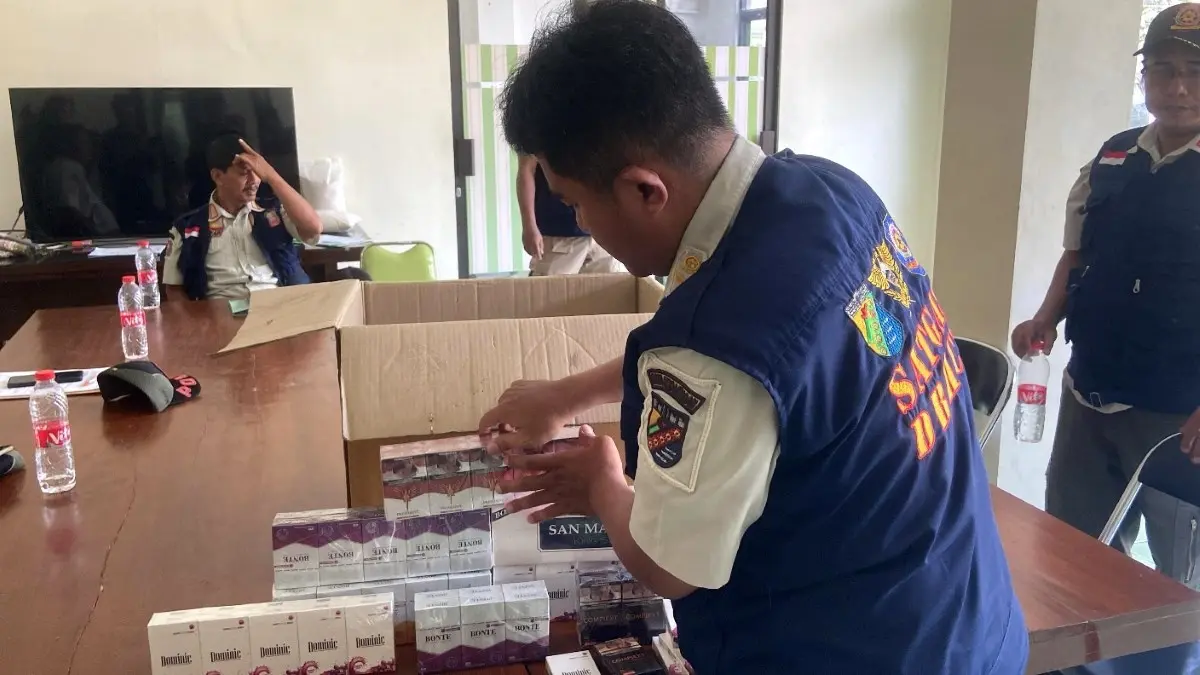 Tim Gabungan Gerebek Dua Warung di Pekalongan, 3.834 Batang Rokok Ilegal Disita