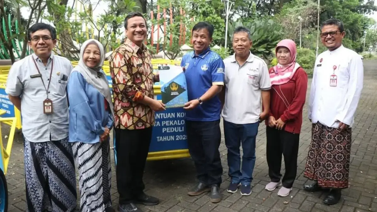 Wali Kota Pekalongan Serahkan 27 Gerobak Sampah ke Kelurahan, Dorong Partisipasi Warga Atasi Krisis Sampah