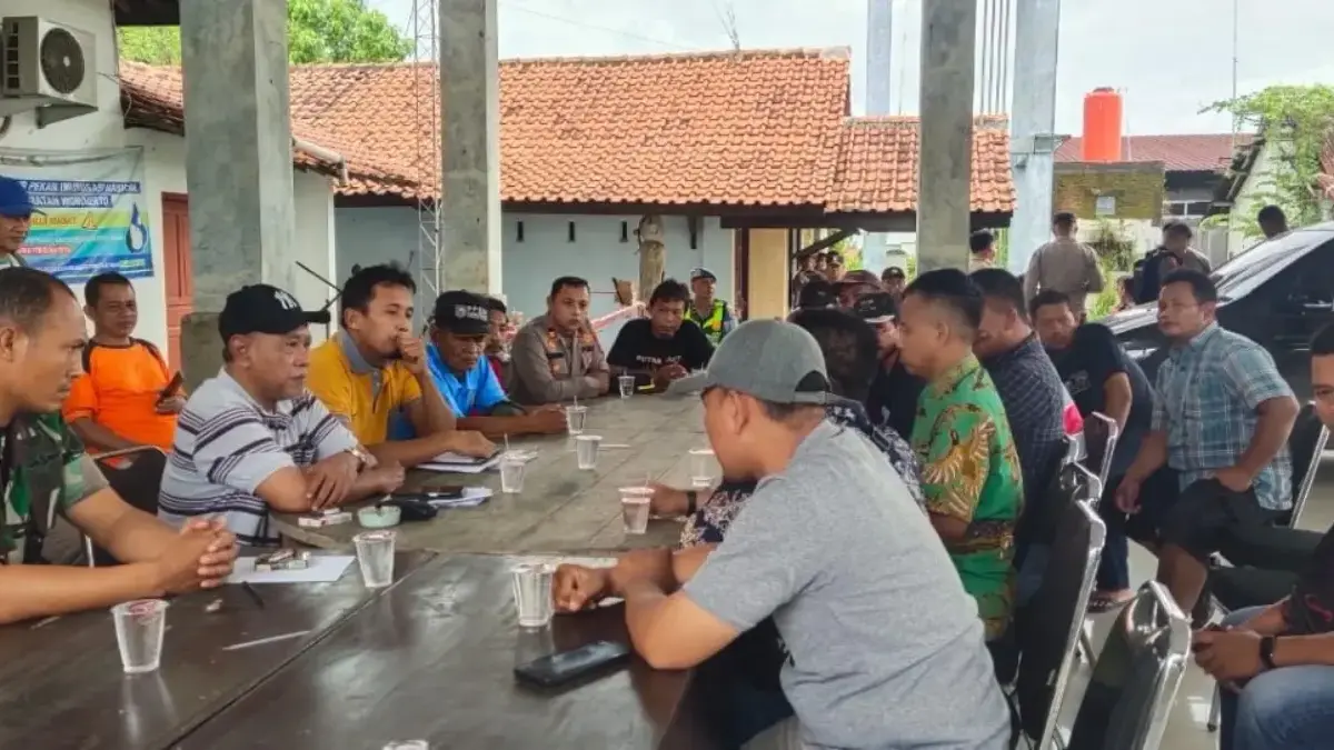 Warga Kepung Balai Desa, Sekdes Sijambe Diberhentikan Sementara Imbas Temuan Dana Desa