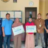 Kepala BPJS Ketenagakerjaan Cabang Batang, Haryo Wicaksono Yudho Prabowo menyerahkan santunan kematian.