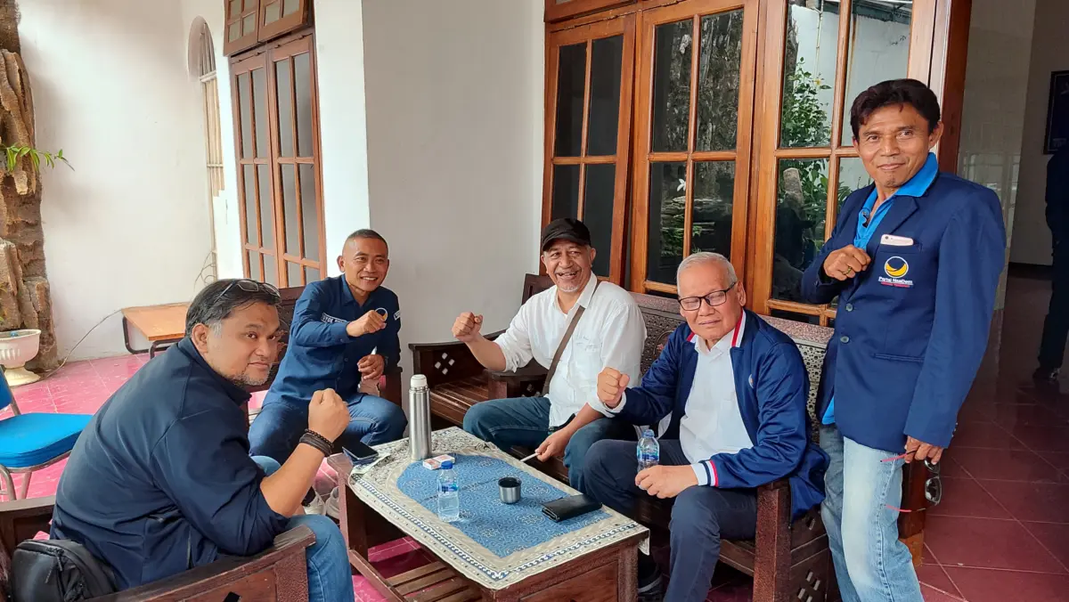 Ketua DPD Nasdem Batang Mu\'afie mendampingi Anggota DPR RI Yoyok Riyo Sudibyo seusai konsolidasi partai.