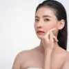 cara kencangkan kulit pakai masker kolagen alami