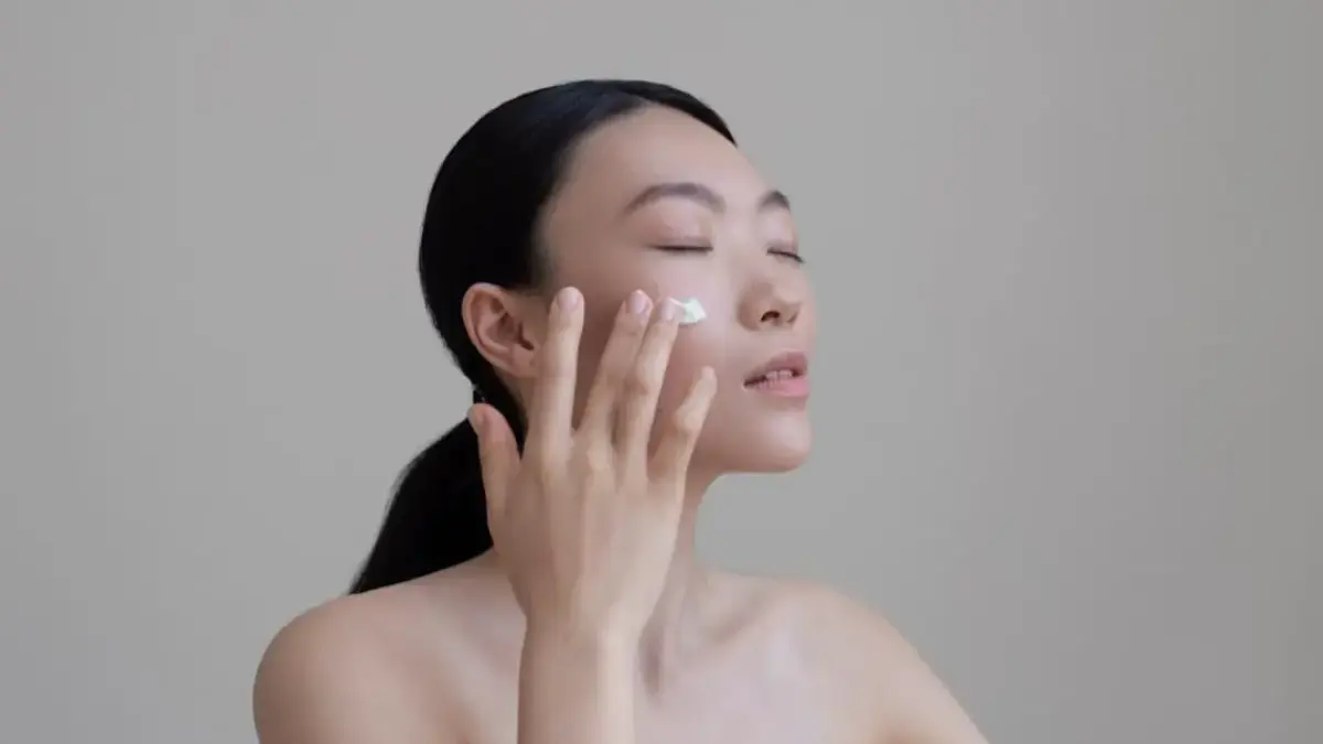 4 Skincare untuk Menghilangkan Flek Hitam dari Wardah Terbaik, Kulit Langsung Glowing Bebas Kerutan!