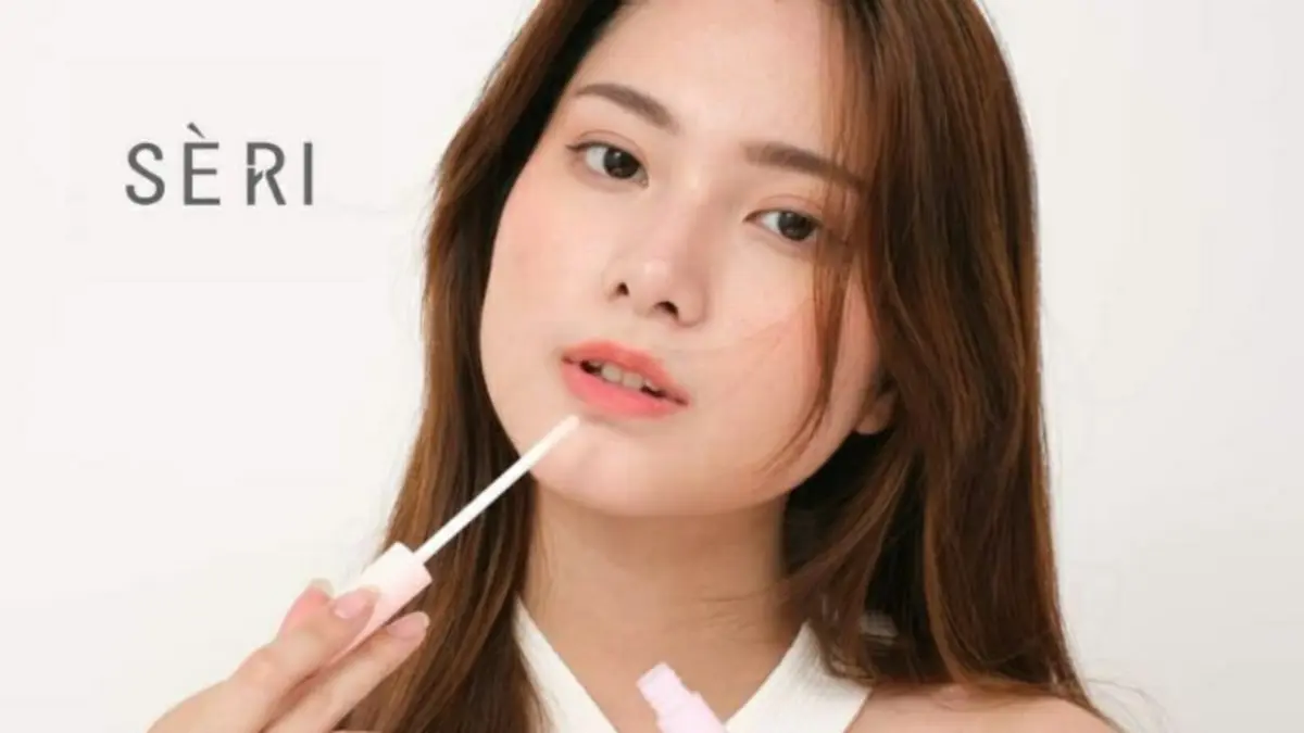 Ilustrasi rekomendasi lip serum terbaik untuk bibir hitam.