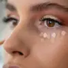 Ilustrasi pemakaian concealer yang bagus untuk menutupi mata panda