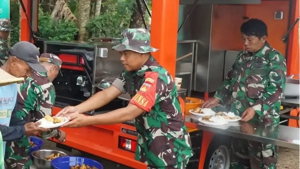 Hanya Beratap Terpal, Rumah Mbah Warmini Akhirnya Direhab Melalui Program Karya Bakti Kodim 0710 Pekalongan!