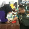 Komandan Kodim 0736/Batang, Letkol Inf. Andhika Baroto Chrishastantyo mengikuti cek kesehatan gratis.