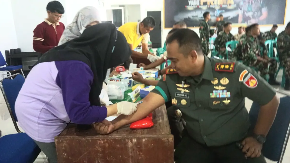 Komandan Kodim 0736/Batang, Letkol Inf. Andhika Baroto Chrishastantyo mengikuti cek kesehatan gratis.