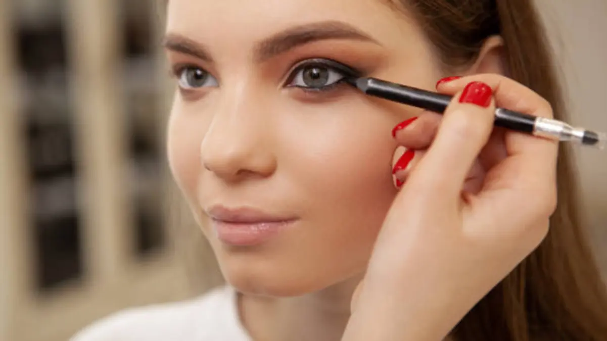 eyeliner waterproof yang tahan lama dan murah.