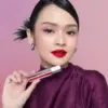 Ilustrasi lipstik wardah terbaik untuk bibir hitam yang tahan lama dan tidak luntur.