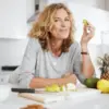 Ilustrasi makanan yang mengandung retinol tinggi.