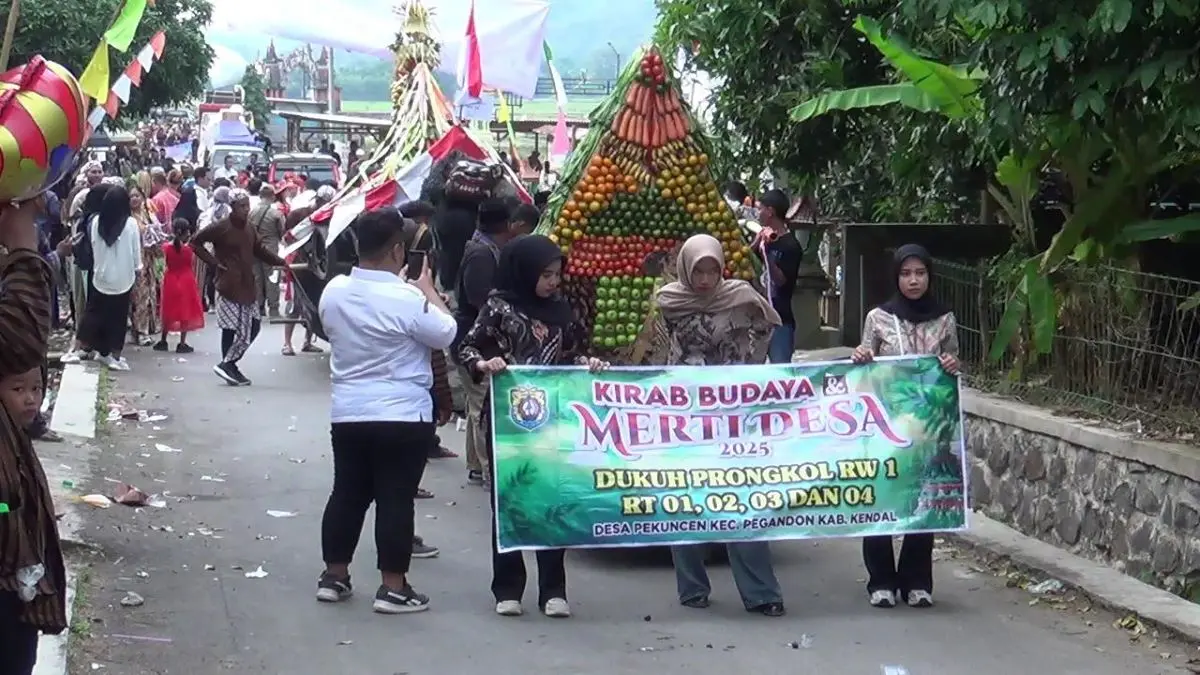 Meriah! Kirab Budaya Desa Pekuncen Kendal Banjir Ratusan Warga, 21 Gunungan Jadi Rebutan!  