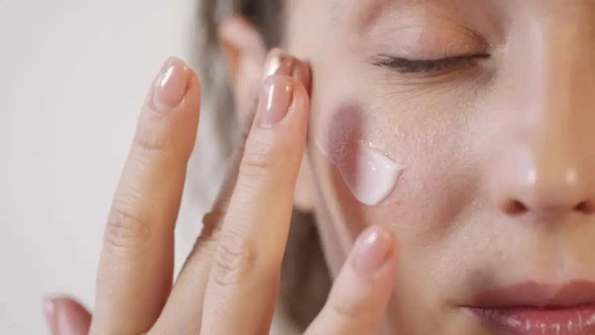 Ilustrasi moisturizer anti-aging terbaik untuk usia 40 tahun.