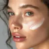 Ilustrasi penggunaan moisturizer untuk kulit berminyak dan bruntusan.