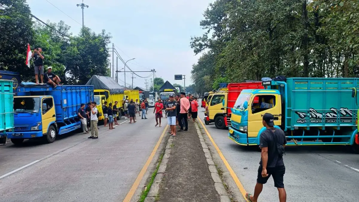 Ratusan Sopir Truk Blokade Pantura Batang, Tuntut \"Zero ODOL\" Dibatalkan, Bupati dan Kapolres Turun Tangan!