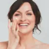 Ilustrasi pemakaian merk skincare untuk usia 40 tahun ke atas