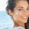 Ilustrasi rekomendasi sunscreen kolagen terbaik untuk usia 40 tahunan.