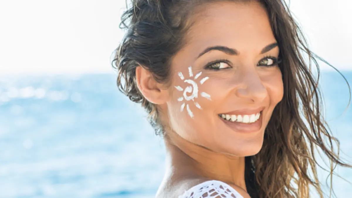 Ilustrasi rekomendasi sunscreen kolagen terbaik untuk usia 40 tahunan.