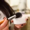 Ilustrasi rekomendasi bedak tabur dengan blur effect.