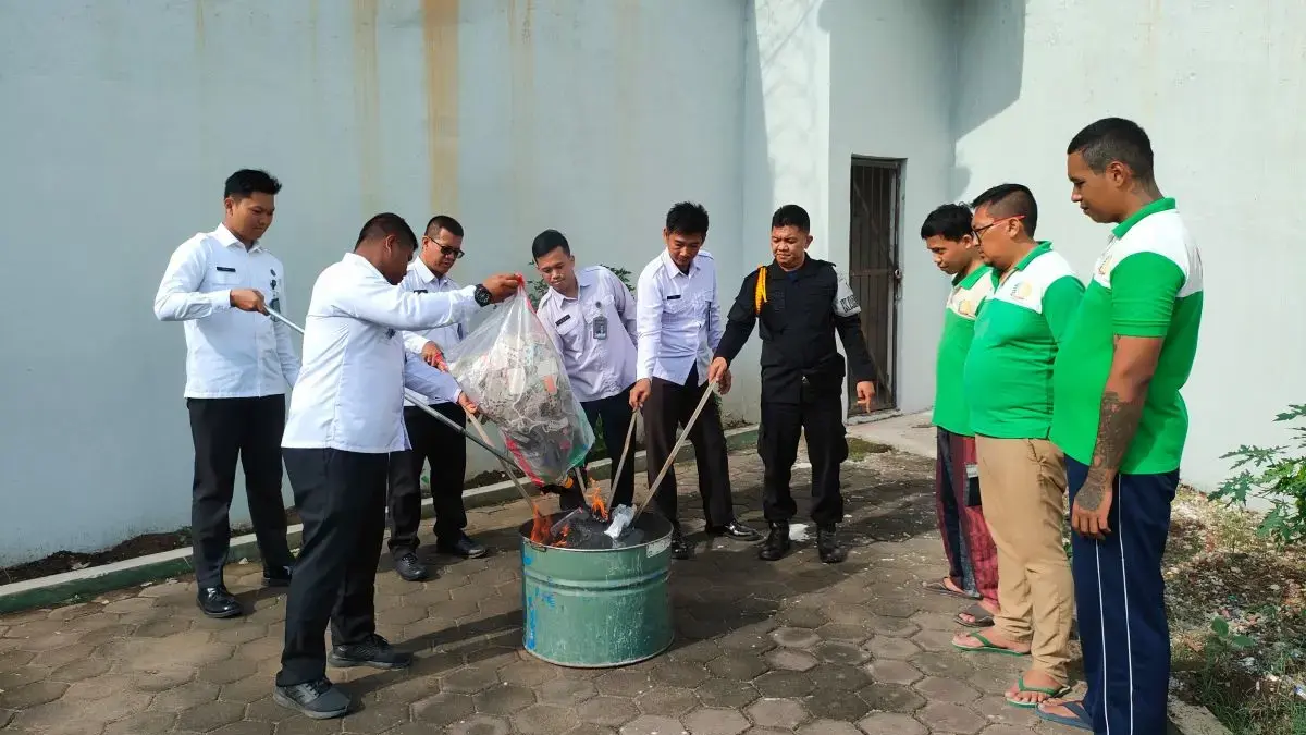 Rutan Pekalongan Musnahkan Barang Bukti Hasil Sidak, Jaga Lingkungan Bersih dan Tertib!