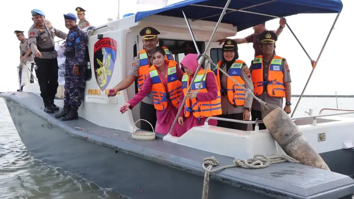 Sambut Hari Bhayangkara ke-79, Polres Kendal Tabur Bunga di Laut Jawa Hormati Jasa Pahlawan!