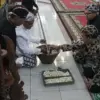 Satu Suro di Batang Meriah: Ritual Penjamasan Tombak Abirawa Sedot Ribuan Warga, Jaga Tradisi Leluhur!  