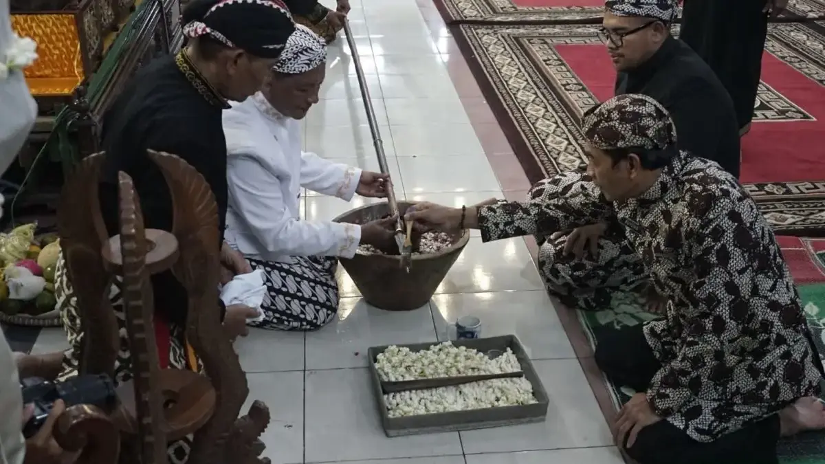 Satu Suro di Batang Meriah: Ritual Penjamasan Tombak Abirawa Sedot Ribuan Warga, Jaga Tradisi Leluhur!  