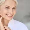 Ilustrasi pemakaian skincare wardah untuk usia 50 tahun.