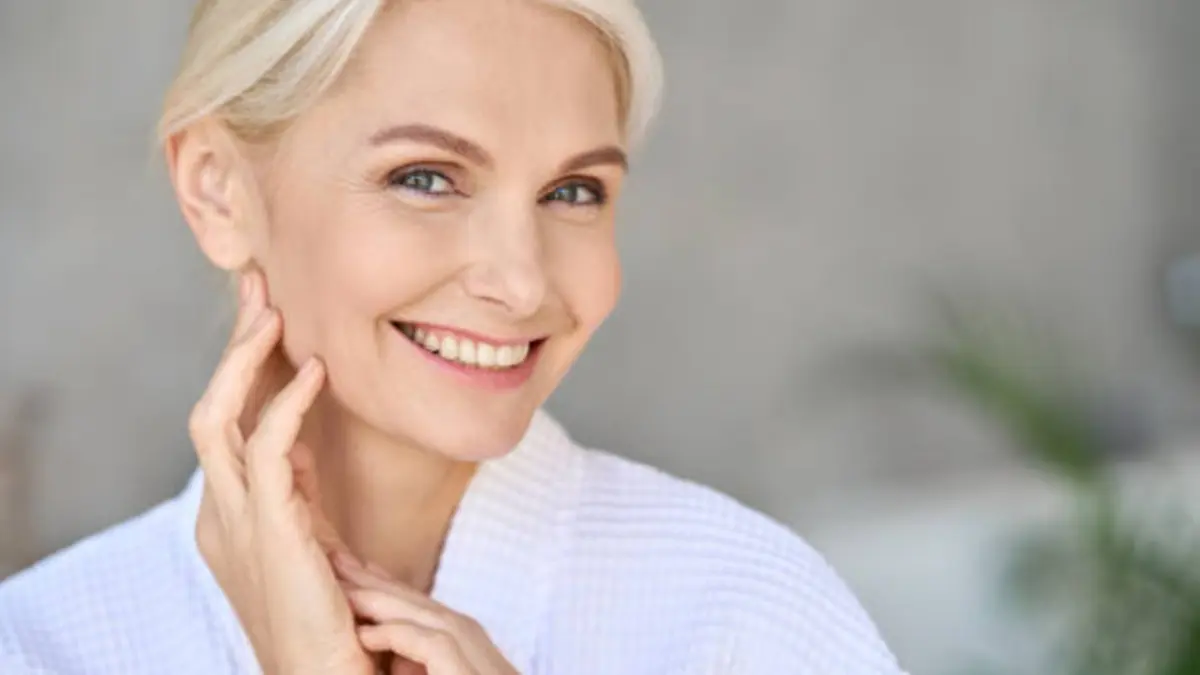 Ilustrasi pemakaian skincare wardah untuk usia 50 tahun.