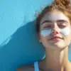 Ilustrasi produk sunscreen yang tidak bikin abu-abu dan white cast di wajah.