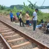 Tragis! KA Barang Tertemper Motor di Batang, 2 Orang Luka Berat Akibat Terobos Jalur Ilegal!