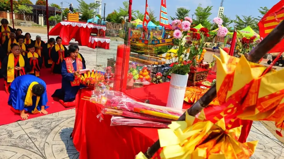 Umat Konghucu Pekalongan Rayakan Peh Cun di Pantai Pasir Kencana, Kenang Jasa Pahlawan Chi Yen