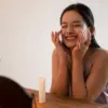 Urutan Memakai Skincare Malam yang Benar Versi Dokter Kulit