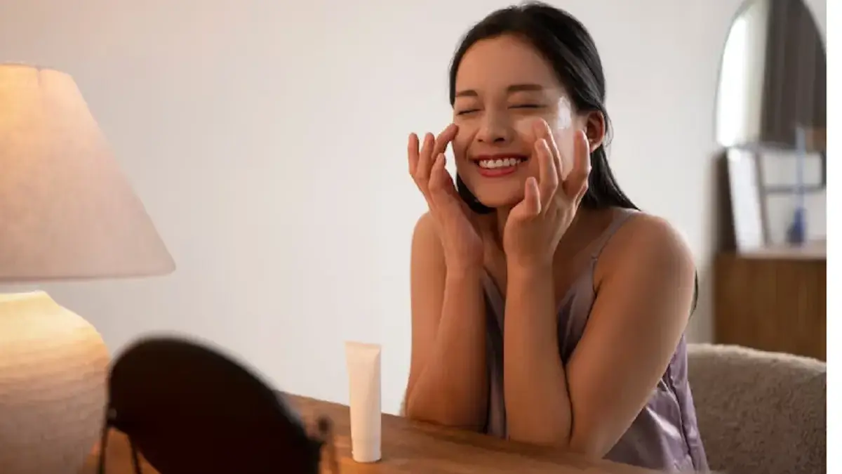 Urutan Memakai Skincare Malam yang Benar Versi Dokter Kulit