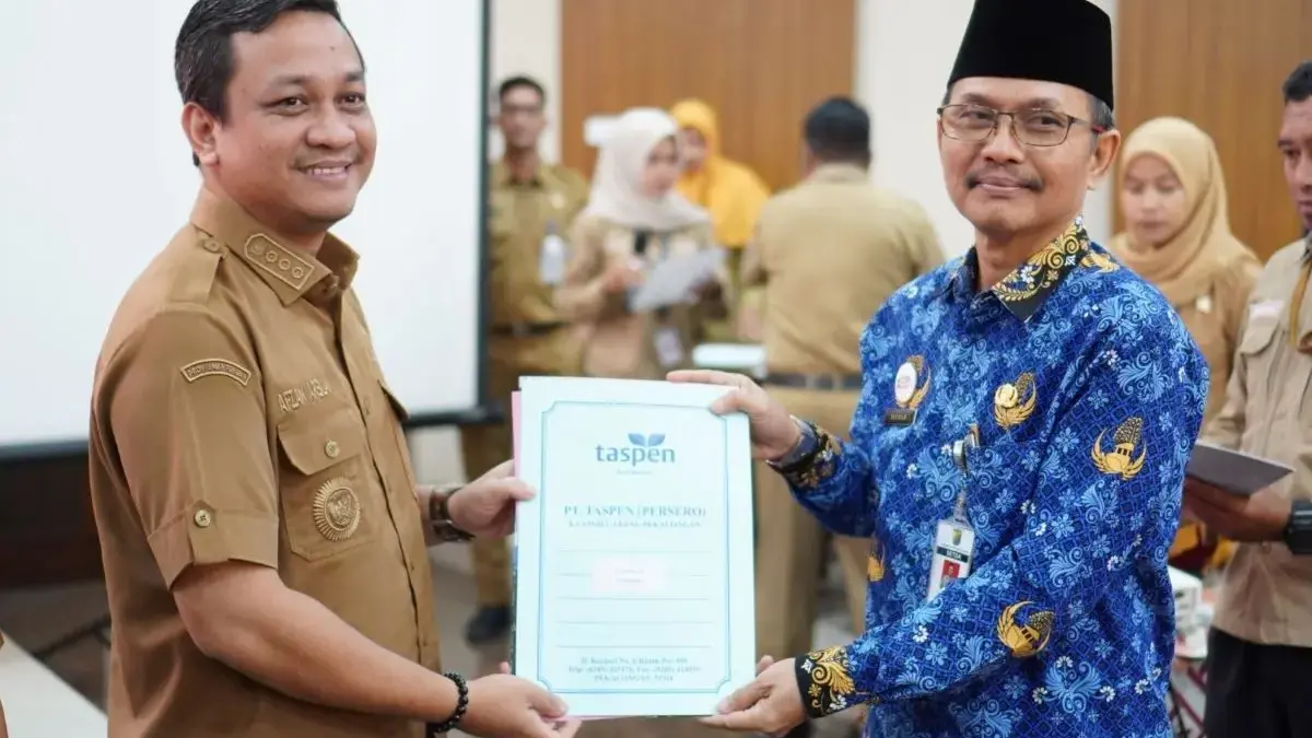 Wali Kota Pekalongan Serahkan THT ke 10 Calon Pensiunan ASN, Apresiasi Dedikasi Puluhan Tahun!