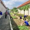 Warga binaan rutan pekalongan bersihkan lahan pertanian