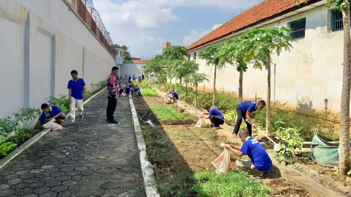 Warga binaan rutan pekalongan bersihkan lahan pertanian
