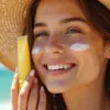 Ilustrasi sunscreen yang memutihkan dan harganya murah.