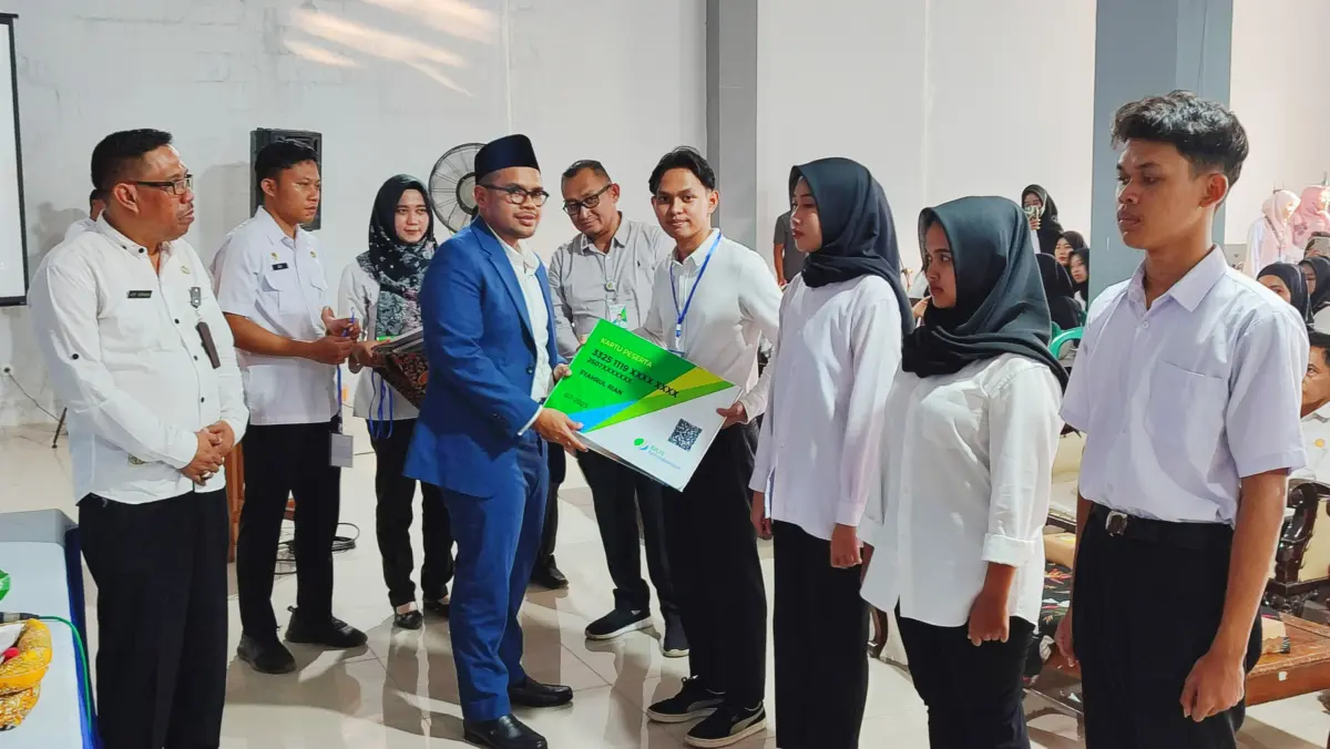 Bupati Faiz memberikan perlindungan BPJS Ketenagakerjaan kepada 1.800 peserta pelatihan kerja.
